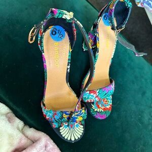 Cute, comfortable satin embroidery Bamboo heel sandals. Size 6.5